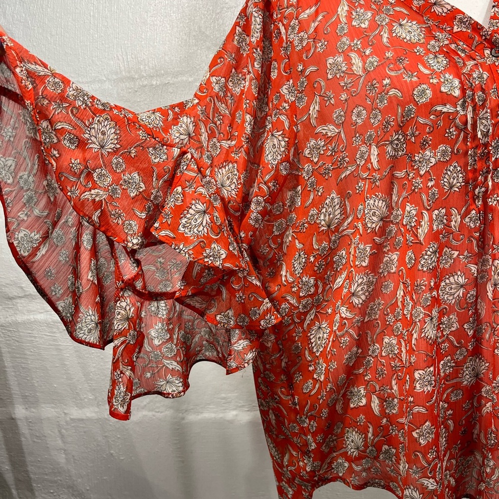 VINCE CAMUTO FLORAL FLUTTER SLEEVE TOP - Picture 13 of 16